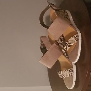 Crown Vintage wedge heal. 9 M. NEW. Taupe and faux snake skin